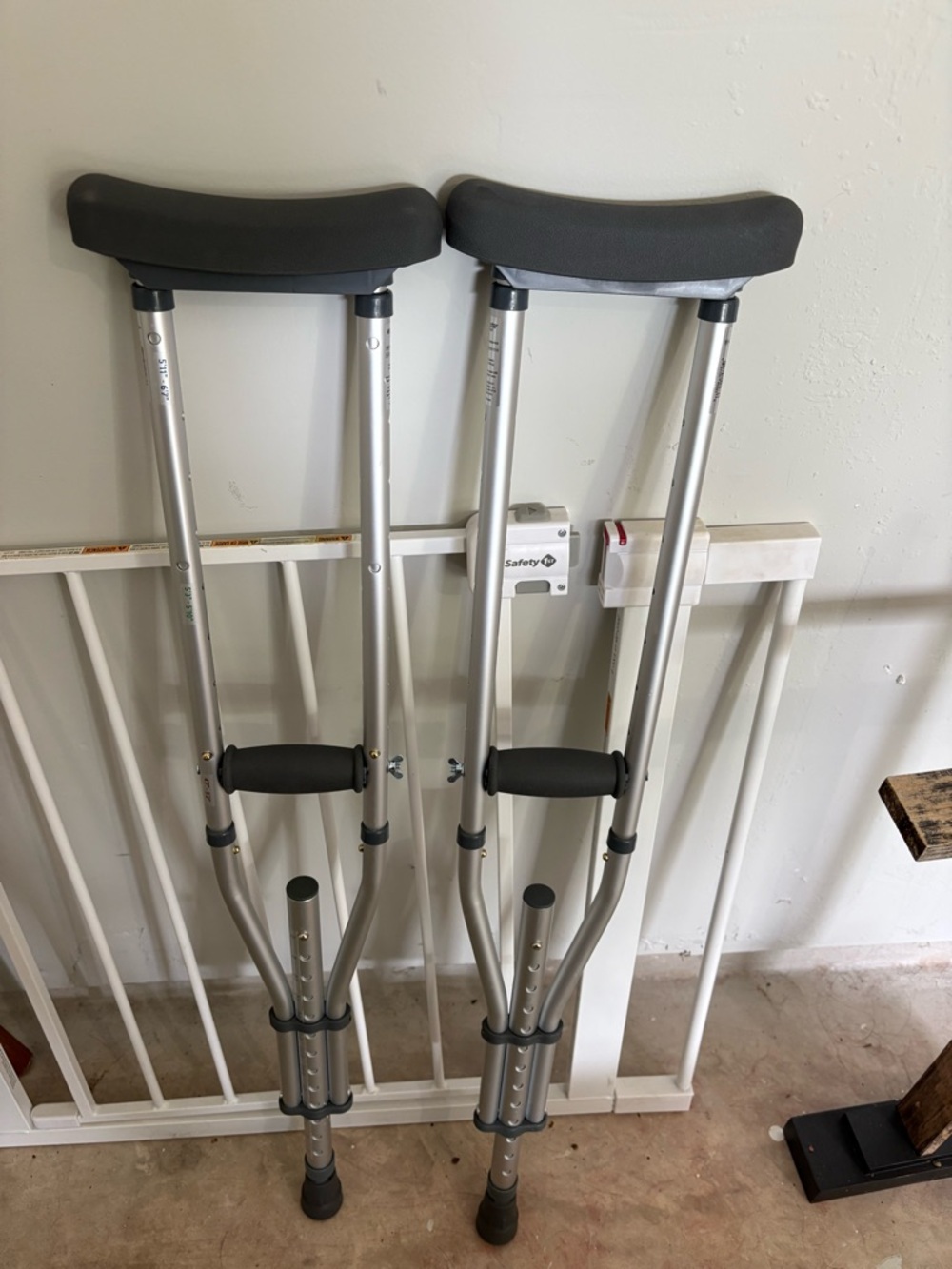Adjustable Aluminum Forearm Crutches in Gray